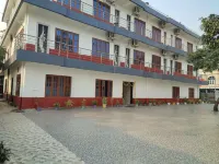 Domukha pali ghar Отели в г. 
