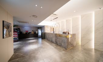 Queen Town Hotel - Housity