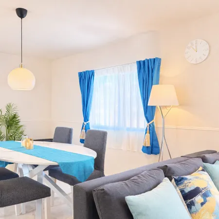 Free 7-Seater Car | Airport Transfer / Sunstone Residence 2F
