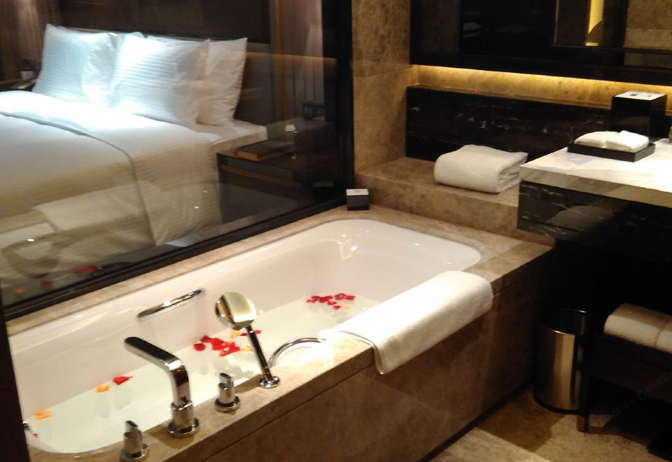 Wanda Realm DongyingExecutive Floor Deluxe King Room