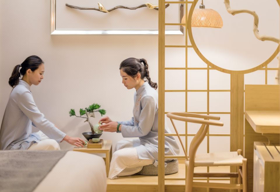 芳草居大床房（榻榻米+人造景观）