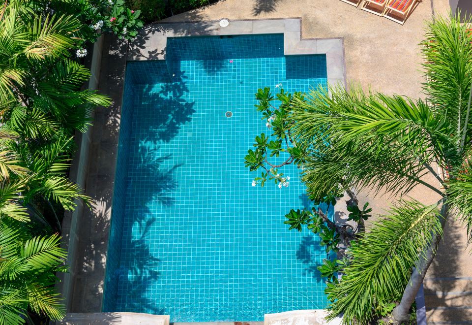 Quarter 09 BeachDeluxe King Room with Pool View