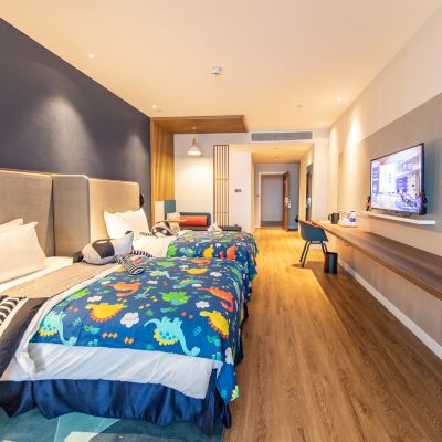 高級房 1張大床和1張單人床 孩童主題 廈門臨港智選假日飯店（高崎機場店）優惠