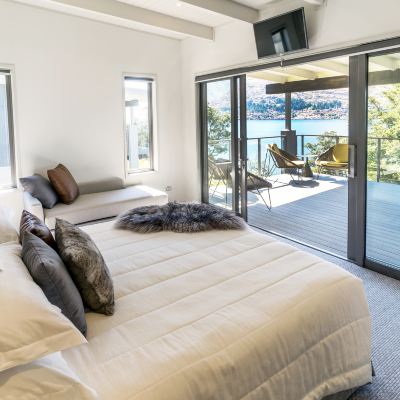 Three Bedroom Villa with Lakeside