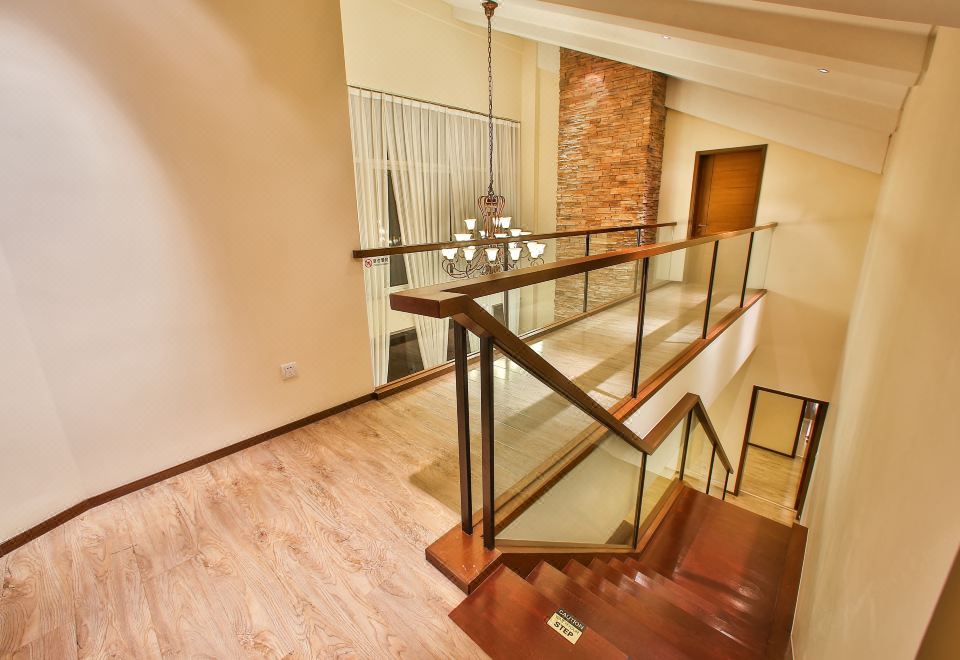 Tianjin Eagleland International HotelFamily Apartment Duplex - 4-Room, 4-Bedroom (1 Living Room, Living Room)