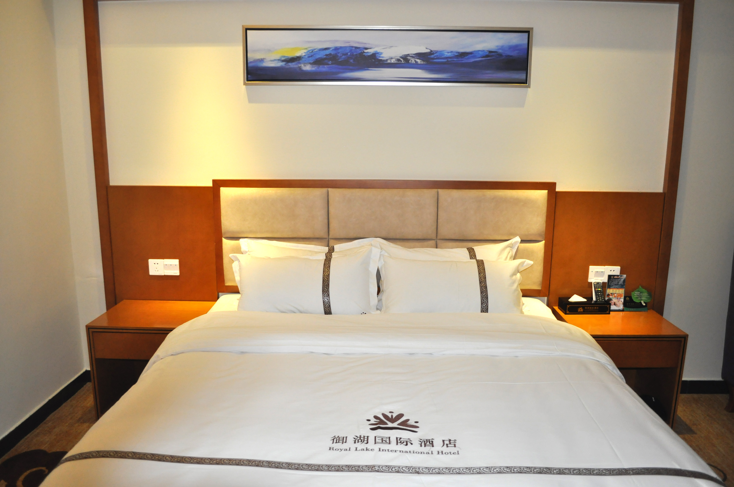 御湖豪华大床房【全景落地飘窗】【功夫茶具】