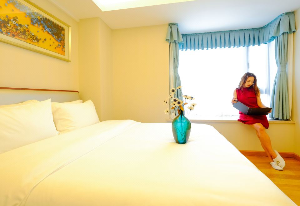 4D环绕立体声影咖房（乳胶床垫+阳台+晾衣杆+小冰箱）