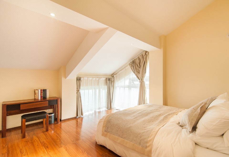 Tianjin Eagleland International HotelFamily Apartment Duplex - 4-Room, 4-Bedroom (1 Living Room, Living Room)