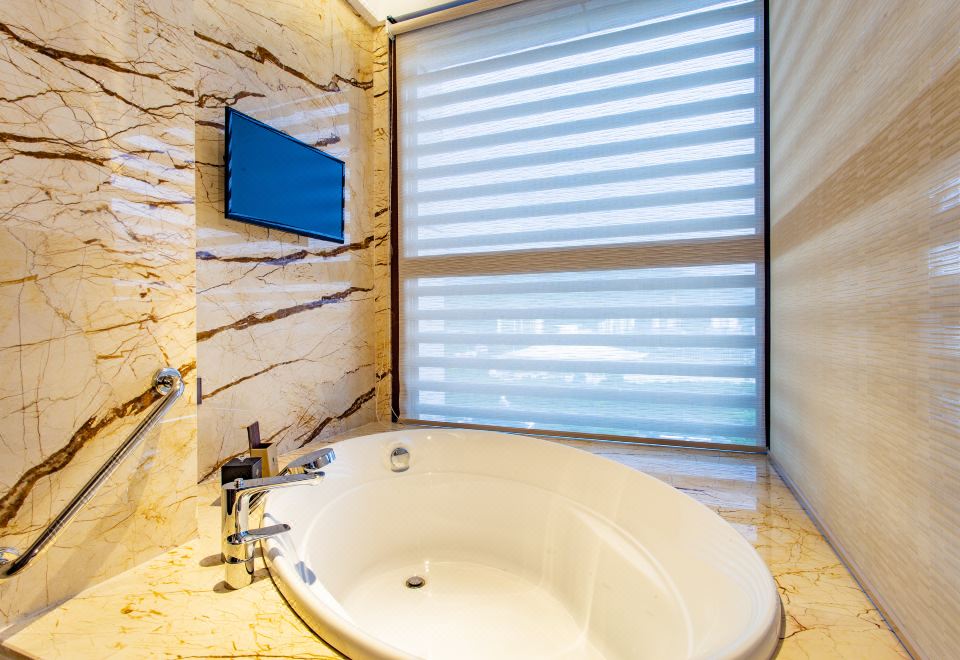 Deluxe Smart Room - With View (Double Bed) (Bathtub, Balcony)