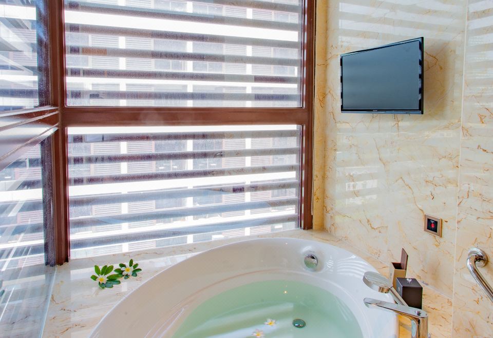 Deluxe Smart Room - With View (2 Beds) (Bathtub, Balcony)