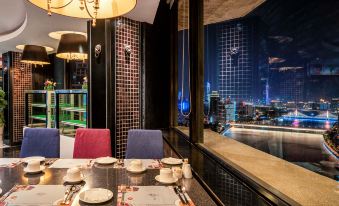 The restaurant features large windows and tables in the center, providing a view of the outside scenery from the interior at Hotel Landmark Canton Guangzhou