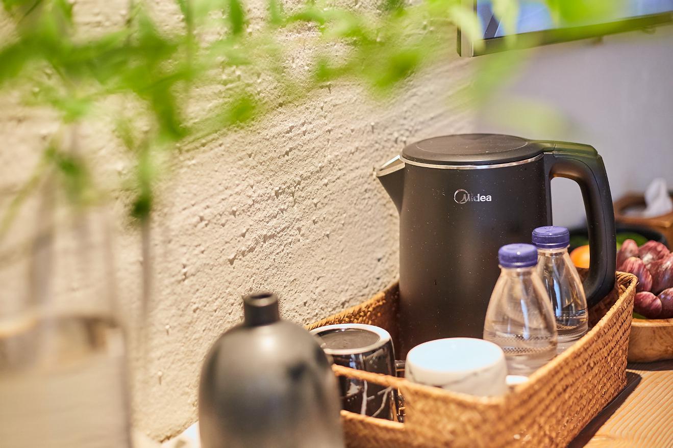 Yiman Hotel (Suzhou Guanqianjie Pingjiang Road Scenic Area)民国大床房（智能声控+小冰箱+乐家衞浴）