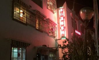 Heishui Bingshan Warm Inn