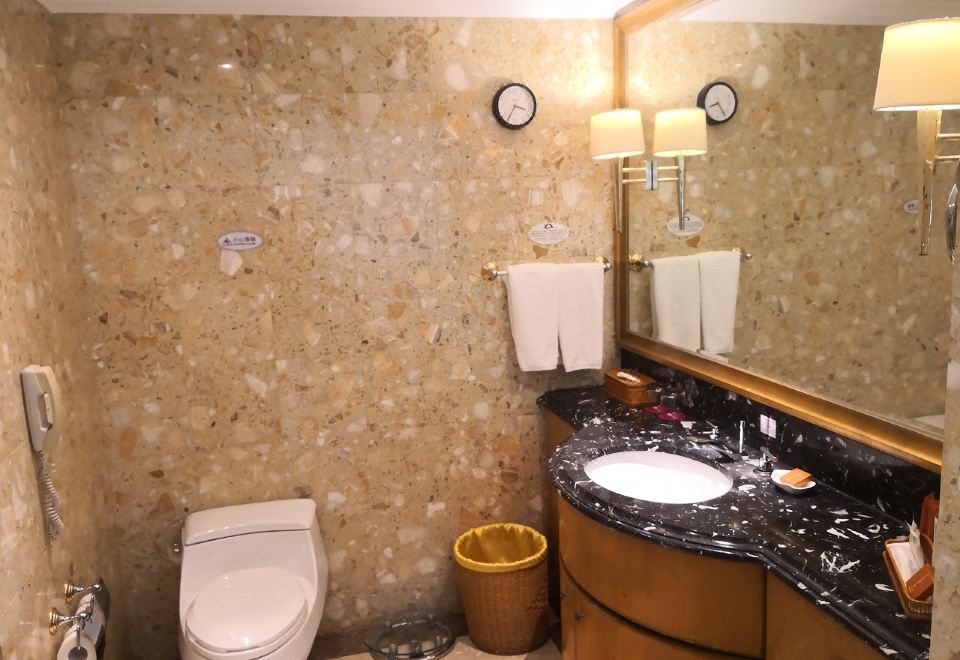 Crowne Plaza QingdaoCrowne Plaza Deluxe Room-King Bed