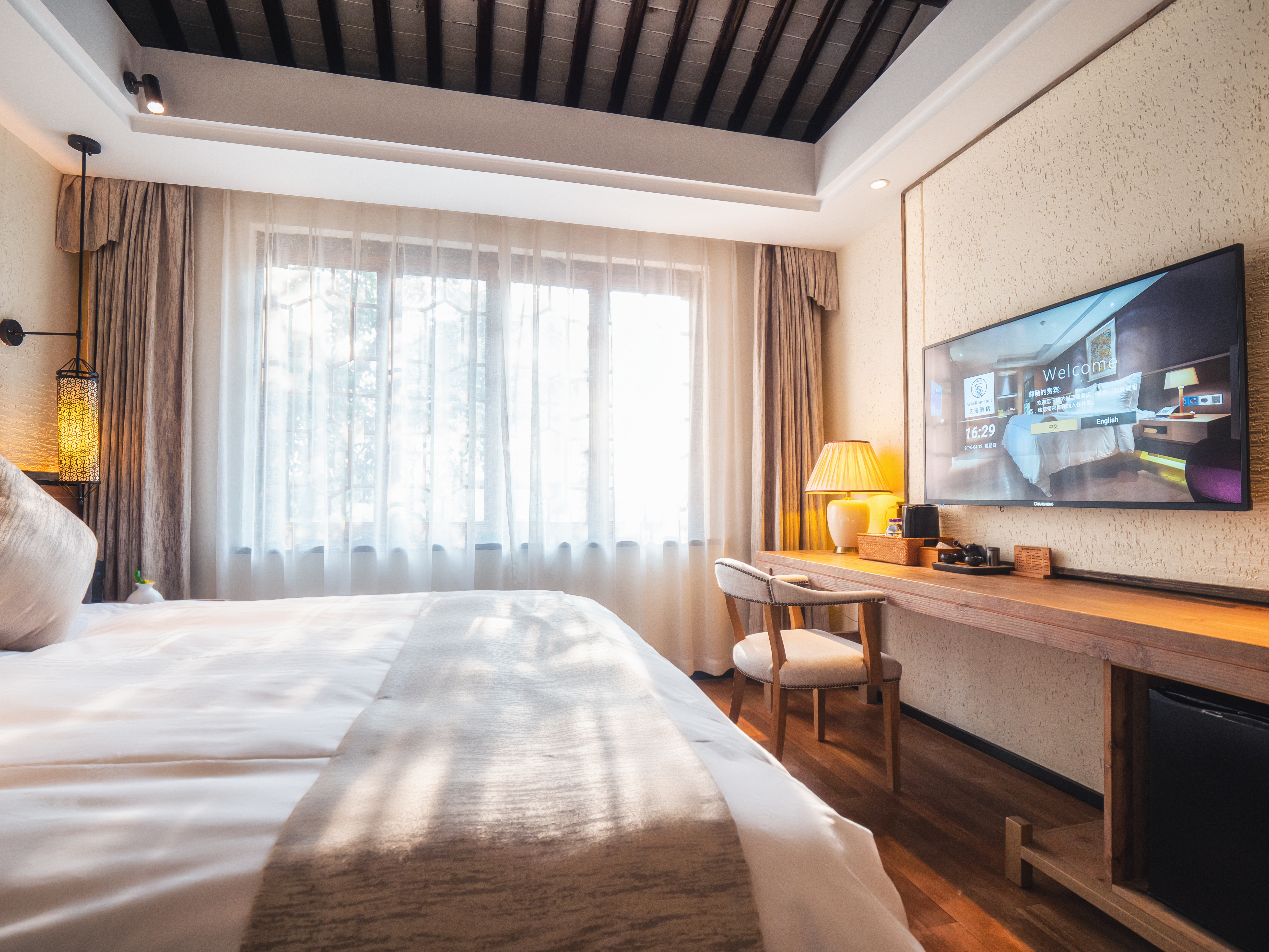 Yiman Hotel (Suzhou Guanqianjie Pingjiang Road Scenic Area)临河大床房（智能声控+小冰箱+乐家衞浴）