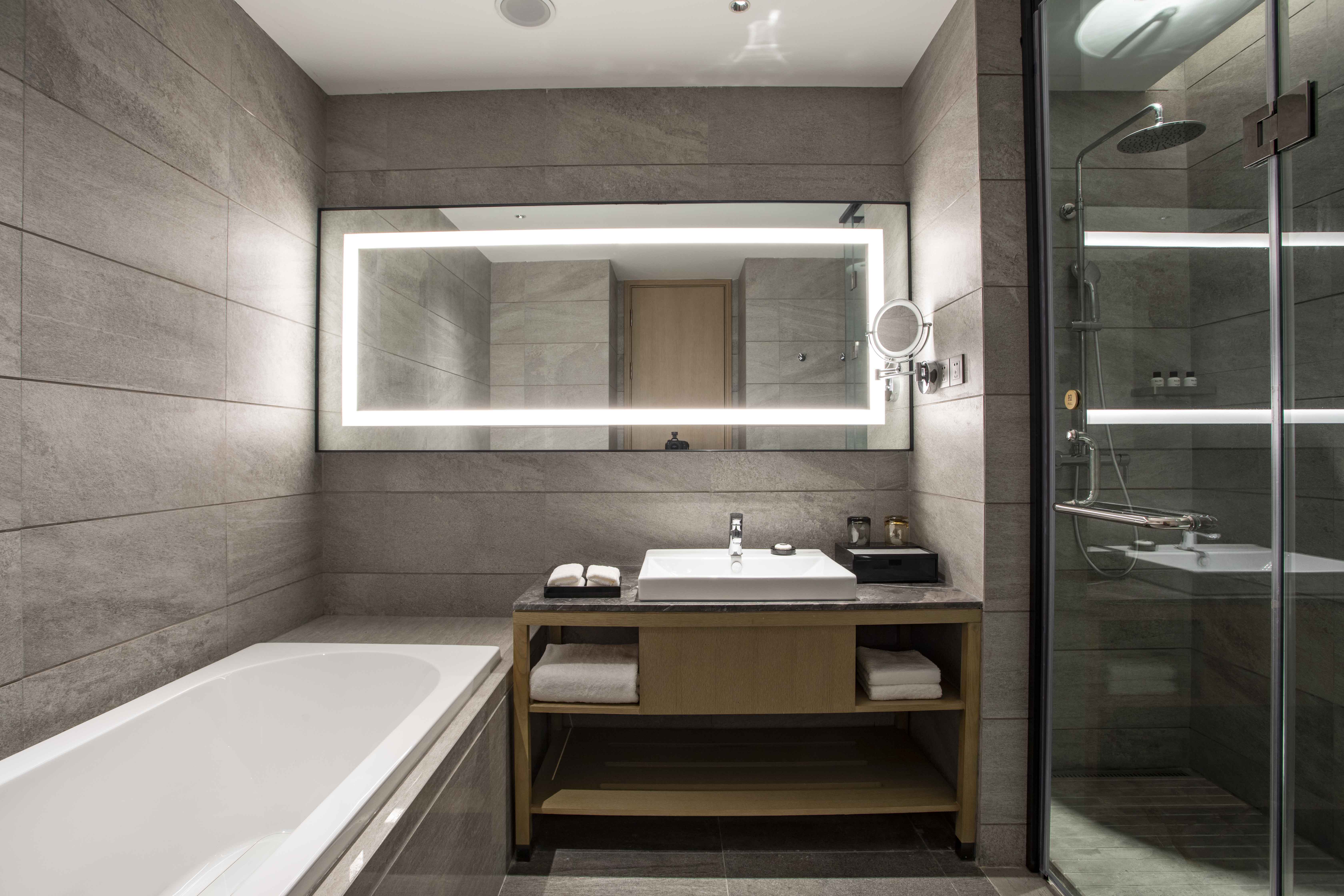 行政大床房（水系花园景观+80支贡缎床品+金可儿床垫）