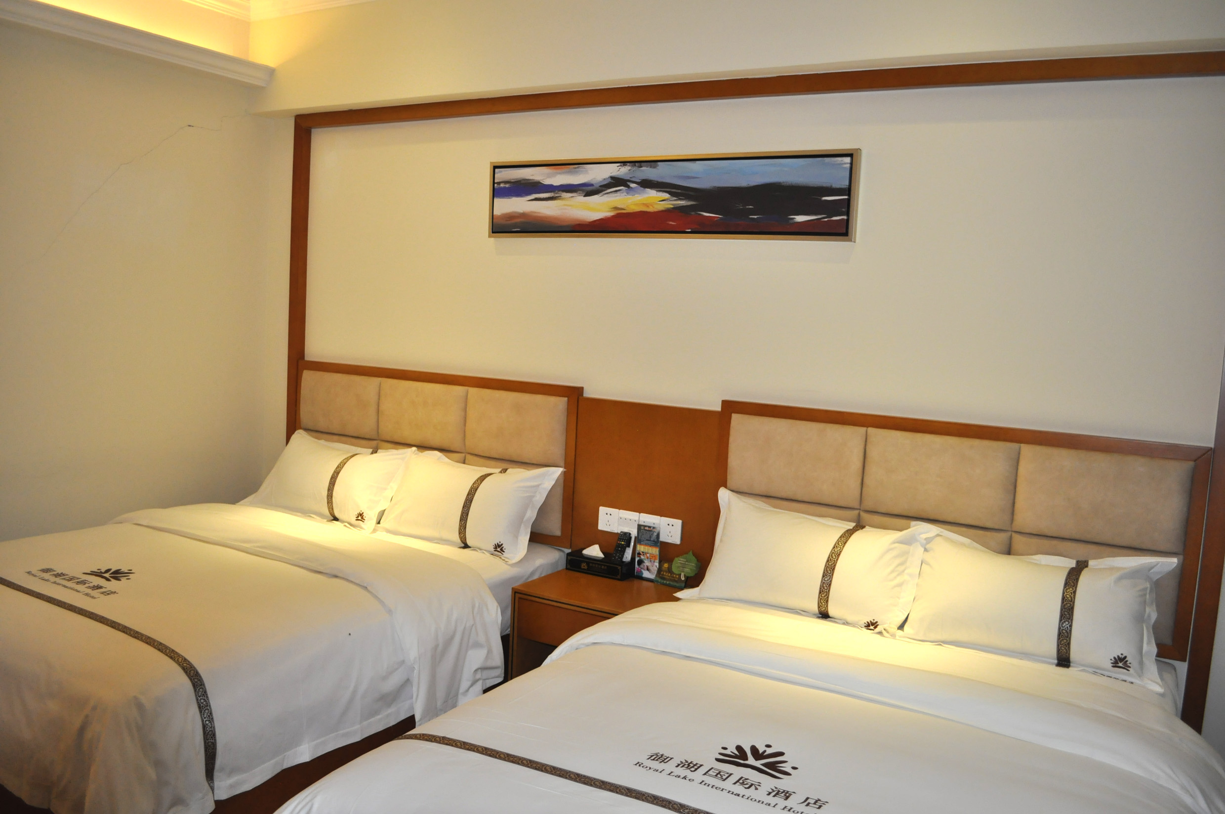 御湖豪华双床房【全景落地飘窗】【功夫茶具】