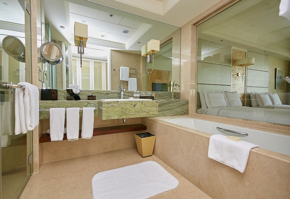 Fairmont Yangcheng Lake KunshanFairmont Gold Lake View Room