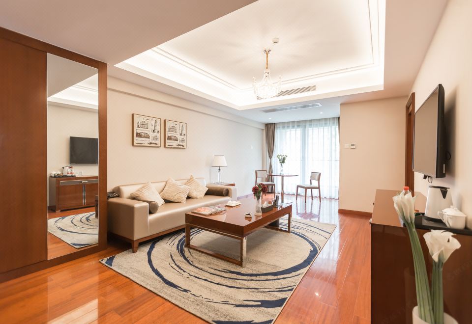 豪华四人双卧套房（乳胶床垫+阳台+晾衣杆+小冰箱）