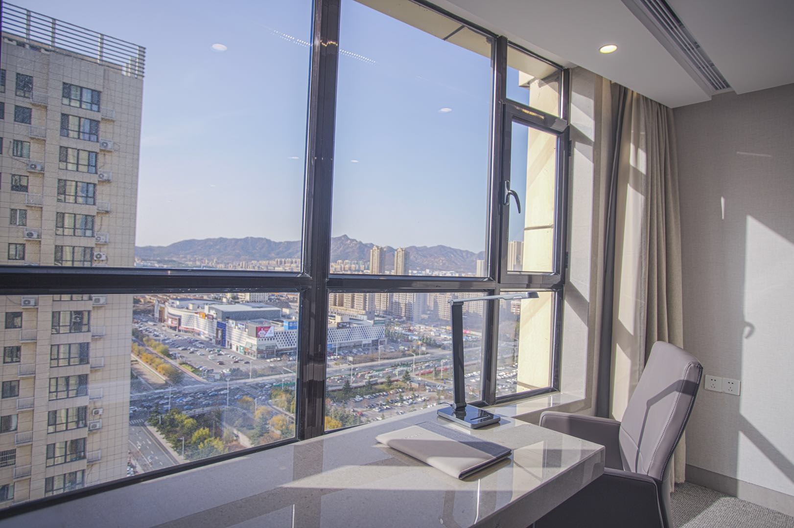 Sylvia Hotel豪华城景双床房（地暖）