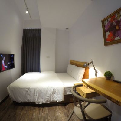 Standard Double Room with Private Bathroom(Partially No Window)