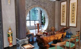 Qianxi Light Luxury Holiday Hotel