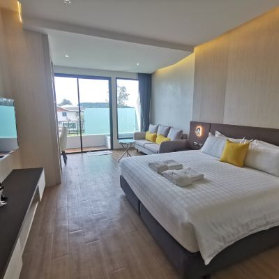 Deluxe Sea View Room with Balcony and Tub