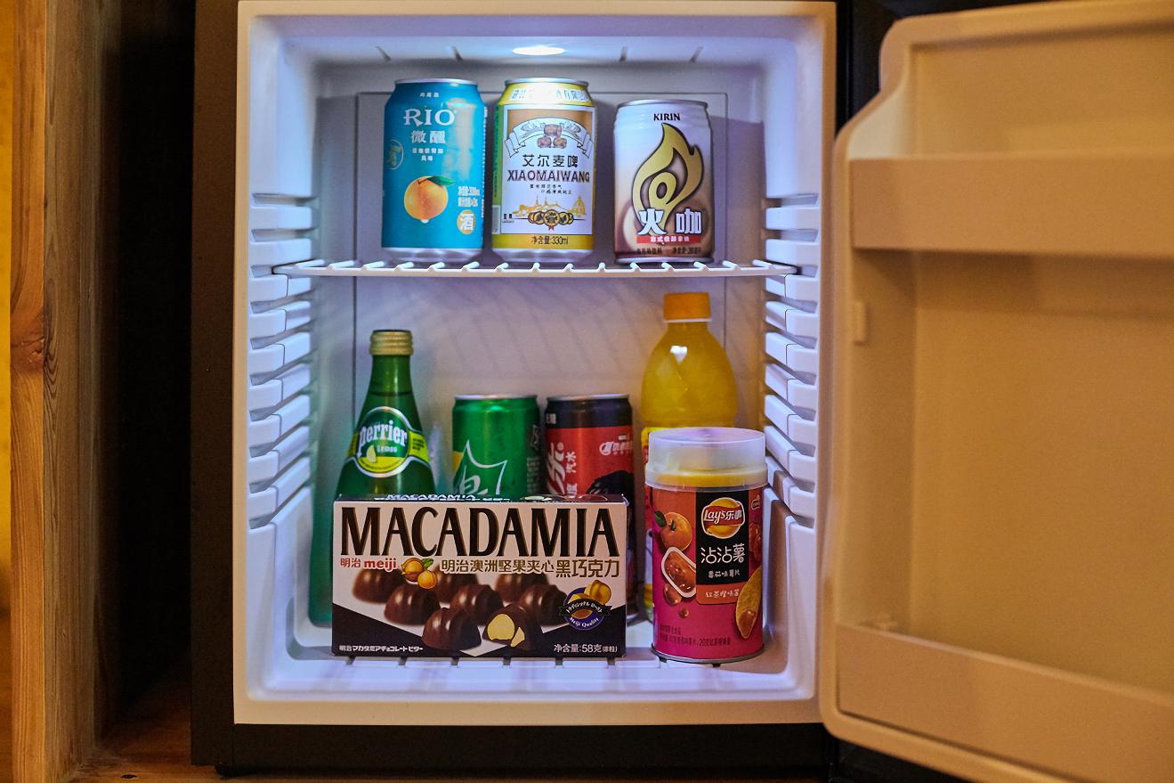 Yiman Hotel (Suzhou Guanqianjie Pingjiang Road Scenic Area)民国大床房（智能声控+小冰箱+乐家衞浴）