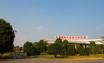 Tianhai  Hotel (Technical College of Science and Technology Lushan Railway Station)