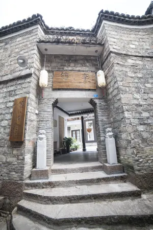 Fenghuang Dengli Courtyard Inn (East Gate of the Ancient City)