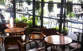 Cmbc Cafe and Hostel Chiang Mai