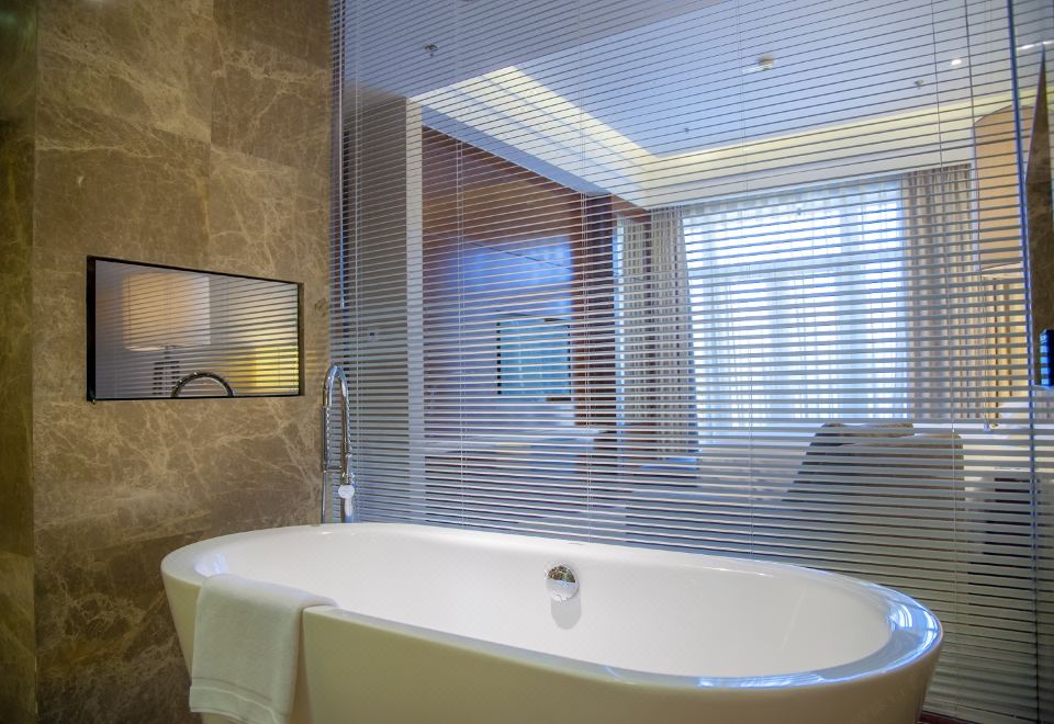 套房（独立会客区+独立办公桌+雅致主卧+深泡浴缸）