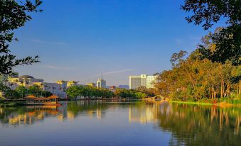 Lakeside Hotel - Housity
