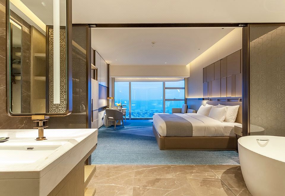 行政海景大床房（180度全落地窗看海景日出）