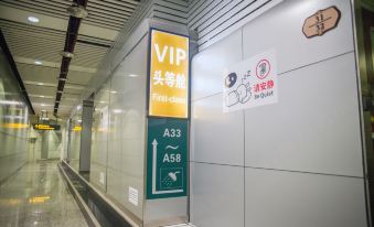 A sign at the airport prohibits boarding the train or taking any items at Guangzhou Baiyun Airport Passenger Time Lounge (T1 Terminal Store)