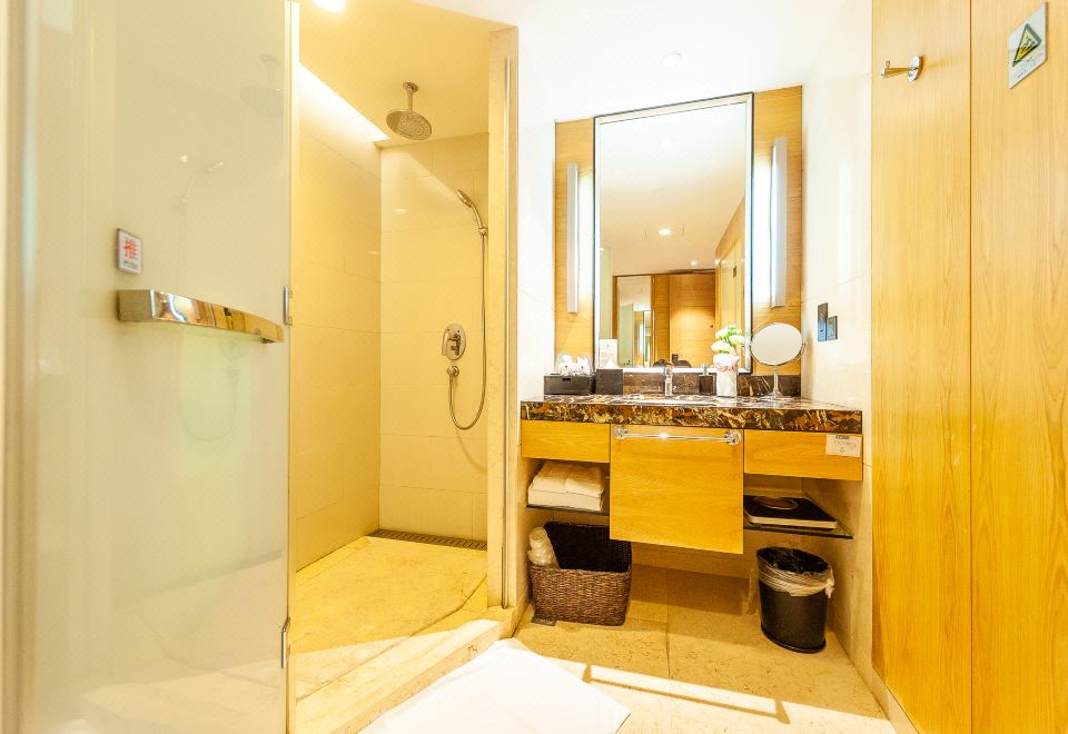 豪华大床房（超长办公桌-办公椅）