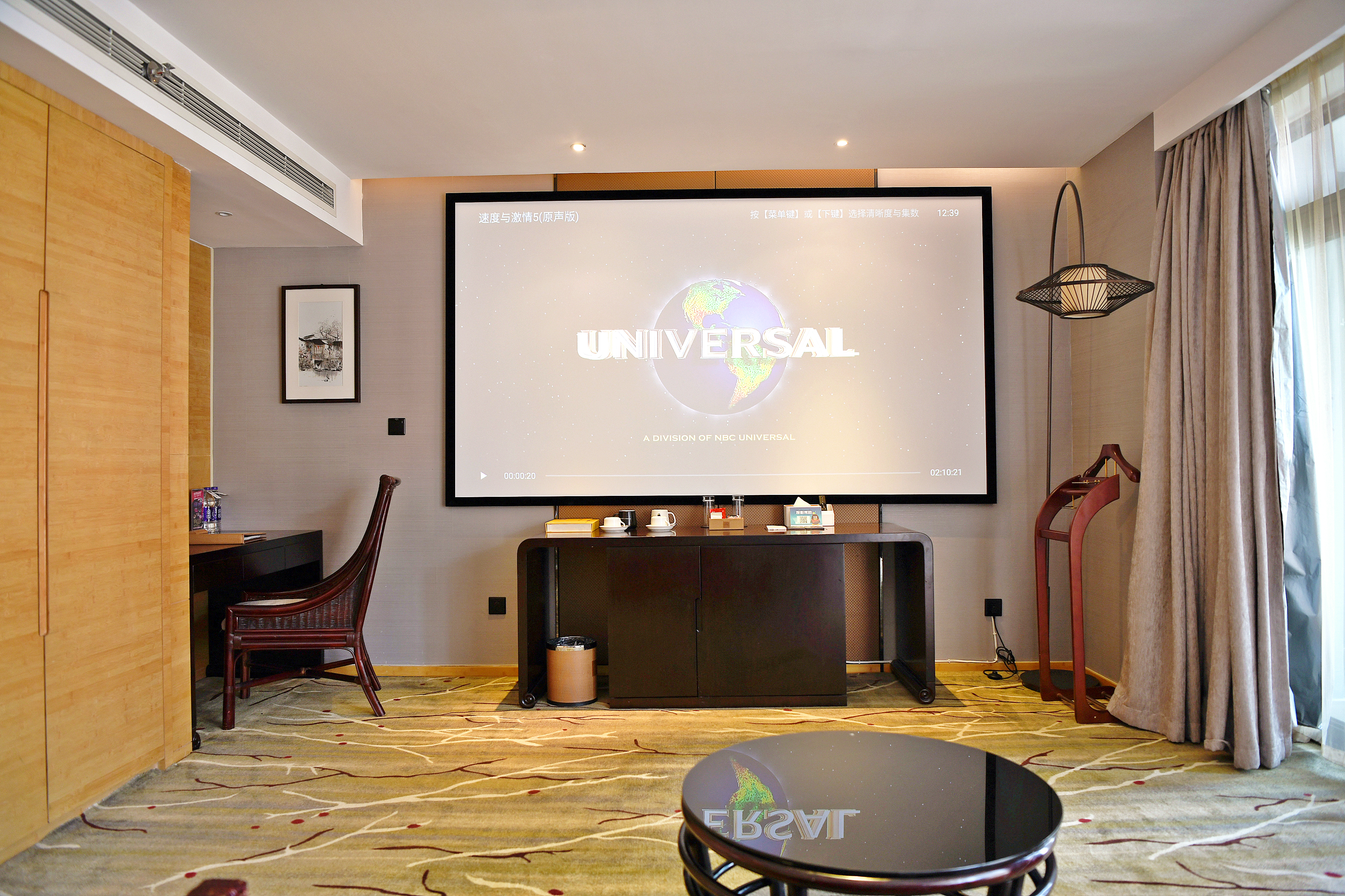 極光TV巨幕影院套房