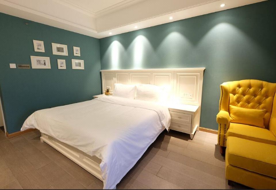 高级大床房（乳胶床垫+阳台+晾衣杆+小冰箱）