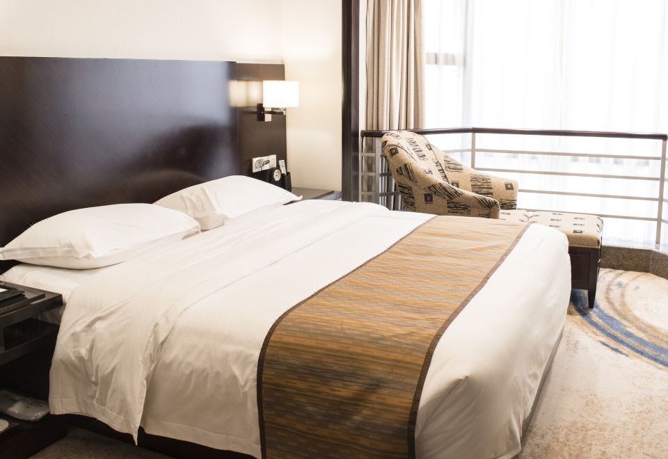 商务大床房（观景可开落地窗+超大电视）