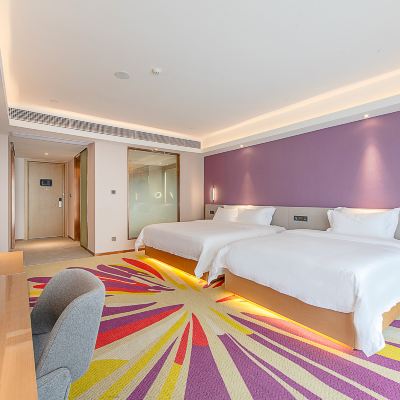 家庭房（全景落地窗、雙人座沙發、小冰箱） 麗楓酒店（中山火炬開發區輕軌中山站店）優惠