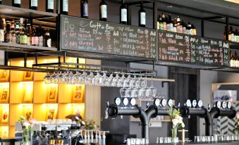There is a bar with a menu and glasses on the counter at an Italian restaurant or coffee shop at Desti Youth Park Hostel (Xi'an Bell Tower)