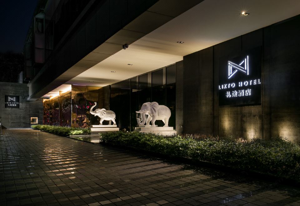 At night, there are large statues and lights on either side of the hotel entrance at Likto Hotel (Guangzhou Taojin Metro Station)