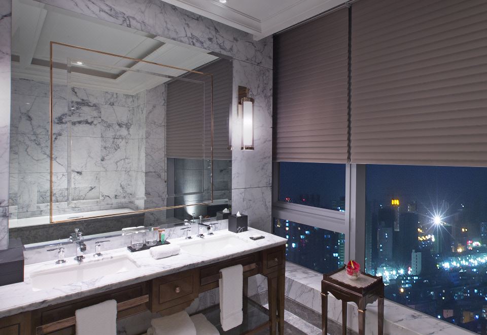 尊贵套房「沉浸式云端沐浴-俯瞰城市霓虹」