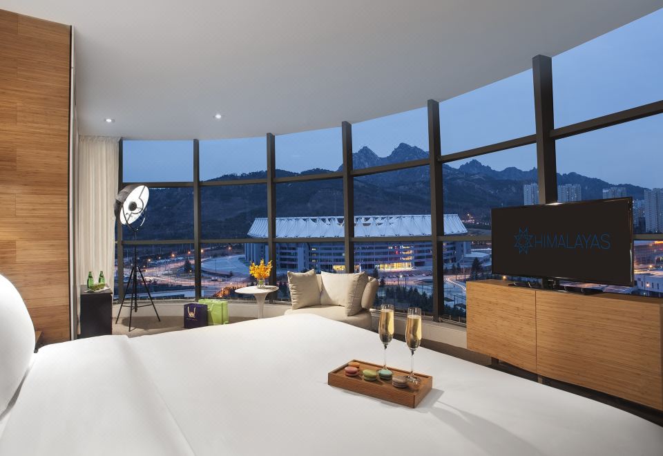 豪华套大床房『深睡床品+休闲办公桌椅+超大会客厅』