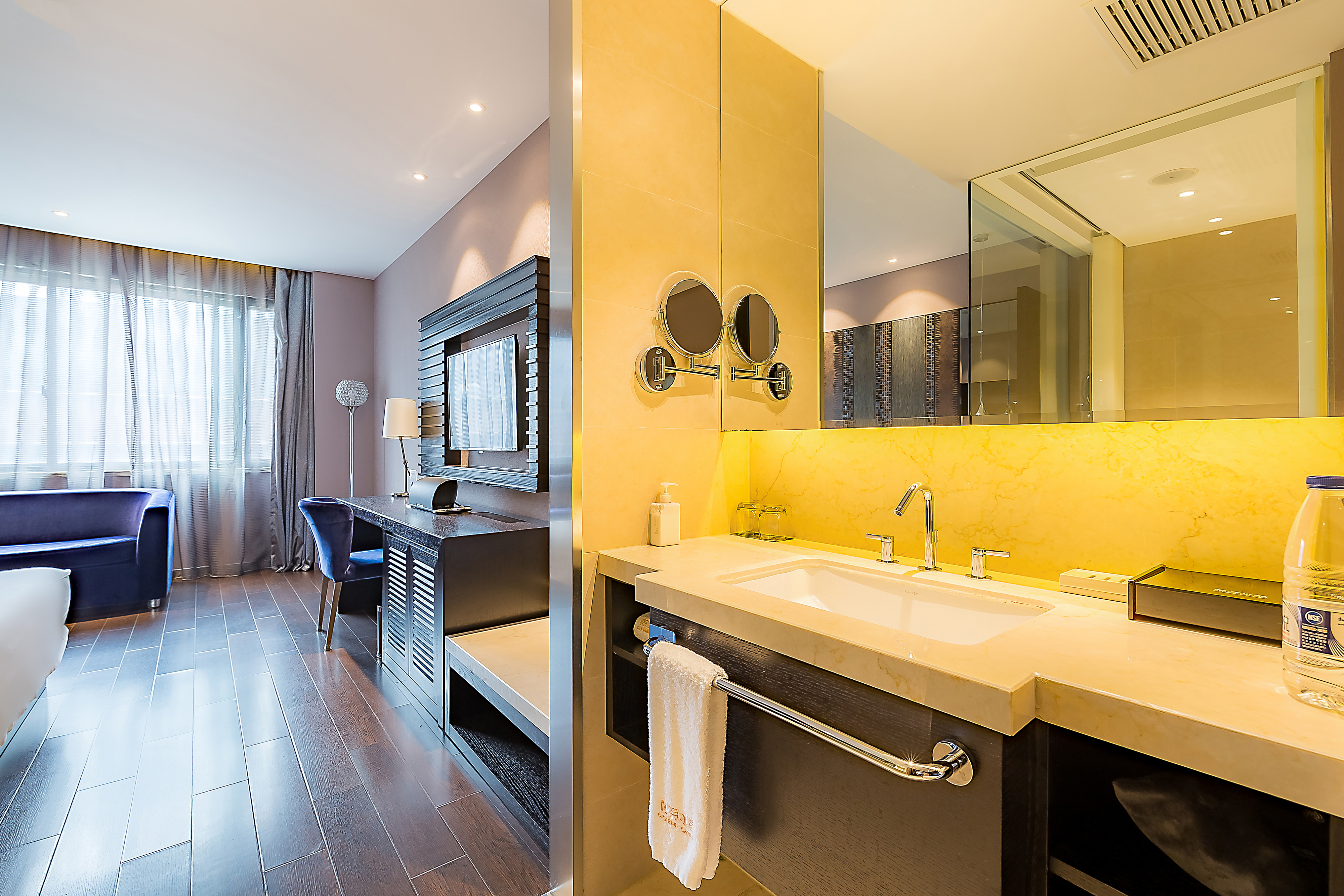 商务大床房（电视投屏+小冰箱）