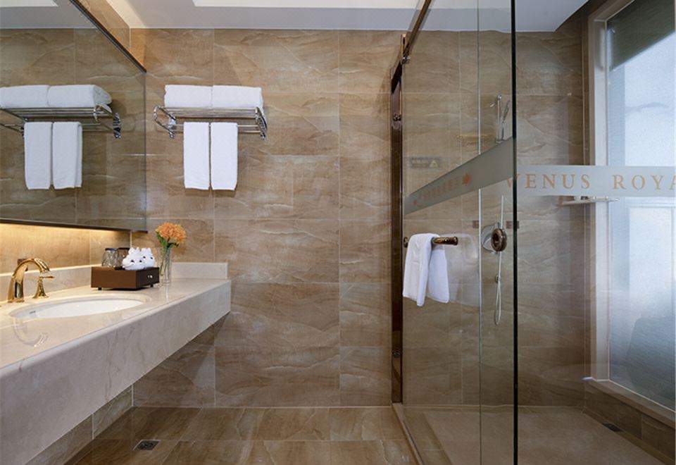 Venus Suite (High-Rise Night View Of Yong City + Business Reception + Separate Office Area)