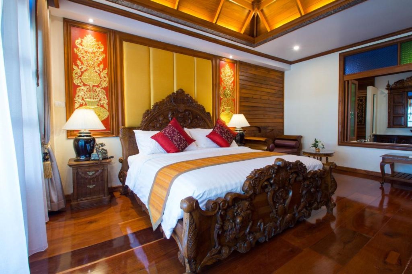 奢华客房（特大床，阳台）