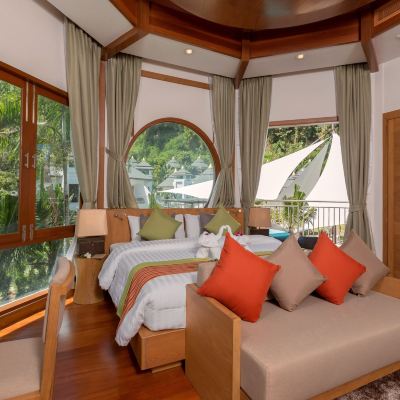 Luxury Grand Pool Room