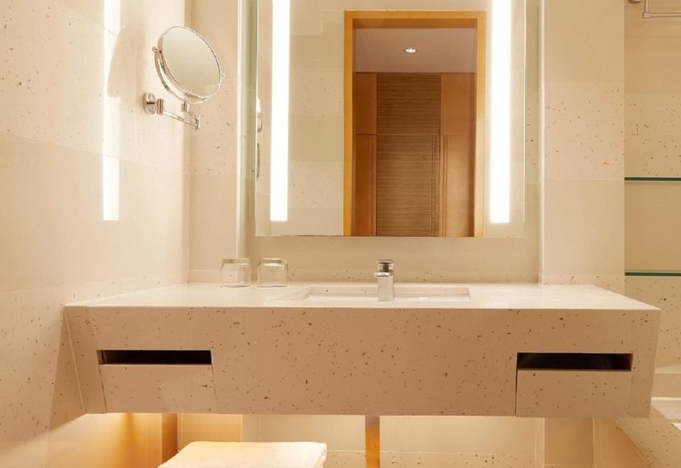 Four Points By Sheraton Shenzhou PeninsulaGuestroom - Near Sea (Double Bed)