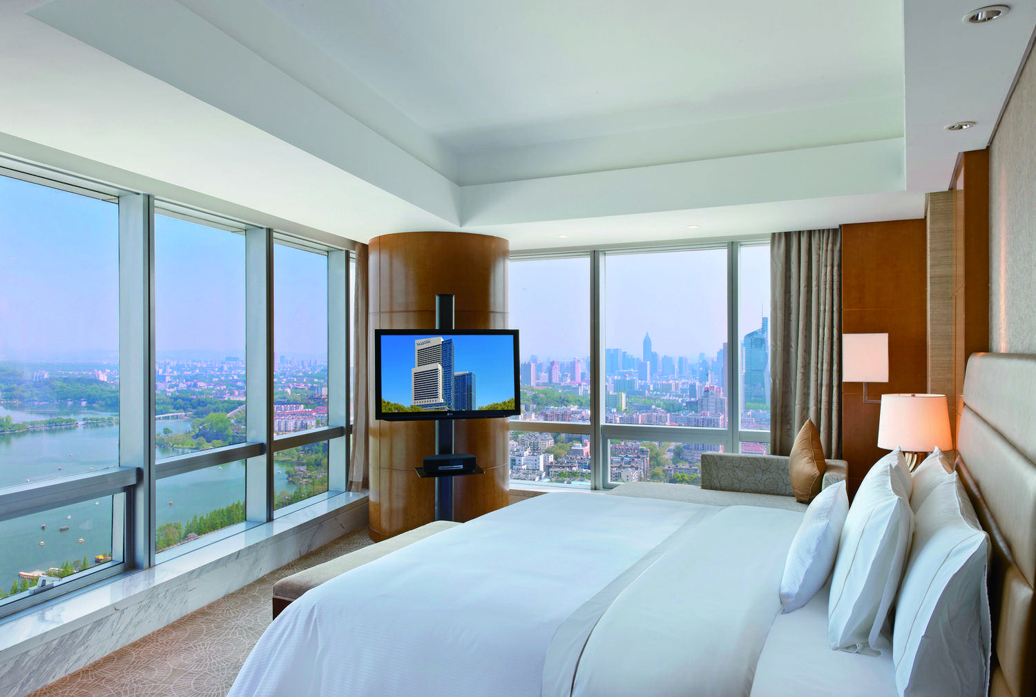 凌空城市天际线270°湖景日出超大套房·厨房起居室